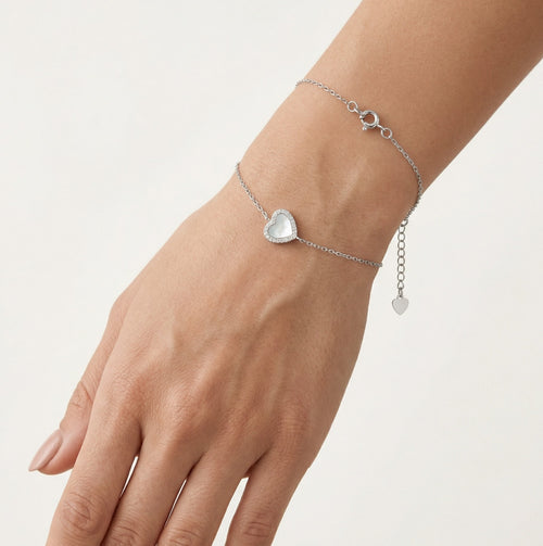 Pulsera de plata con un corazón