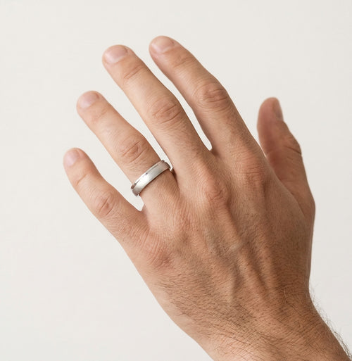 Prsten z bílého zlata s diamanty po celém obvodu