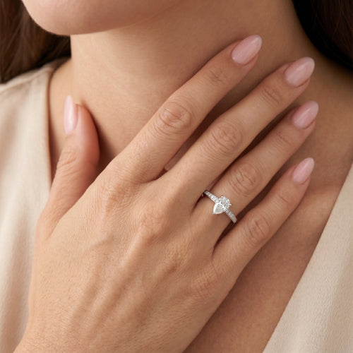 Zásnubní prsten s diamantem ve tvaru kapky ze 14K bílého zlata