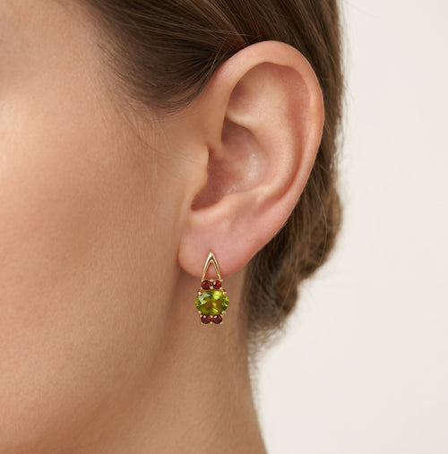 Boucles d'oreilles en or 14 carats, grenat et moldavite intemporelles