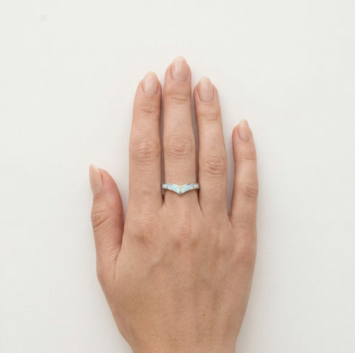 Bague en opale blanche en V