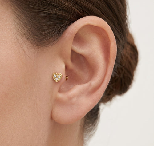 Elegantní zlatý piercing srdce se zirkony