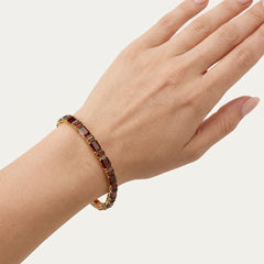 Rechteckiges Armband mit strahlendem, facettiertem Granat.
