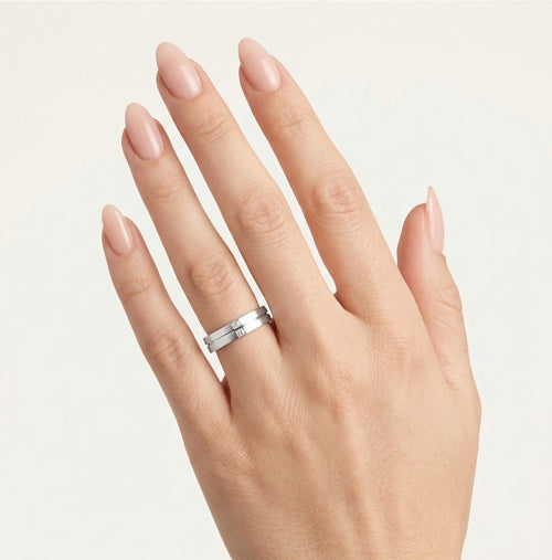 Anillo de oro blanco con acabado brillante.