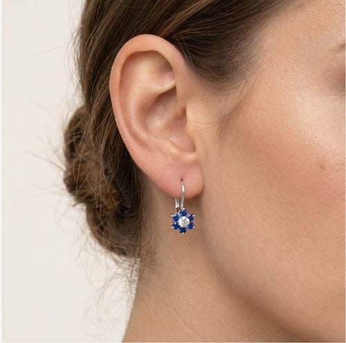 Boucles d’oreilles pendantes en forme de fleur avec accent de saphir