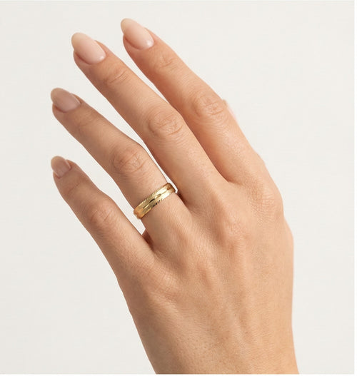 Neobvyklý snubní prsten ze žlutého zlata