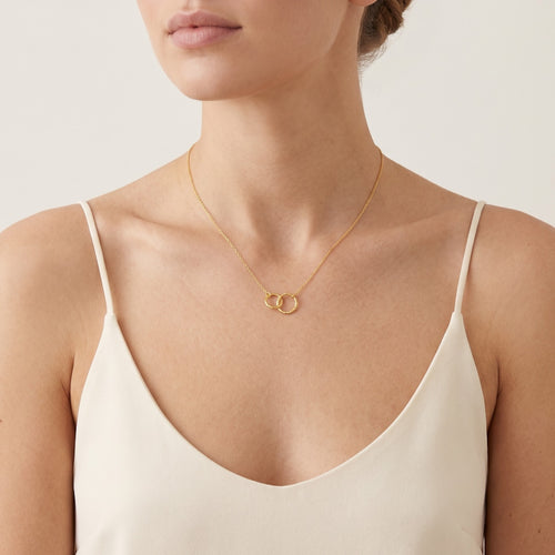 Collar con dos anillos dorados pequeños unidos