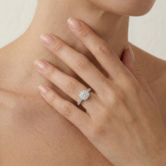 Anillo de compromiso de lujo en oro blanco con diseño cuadrado adornado