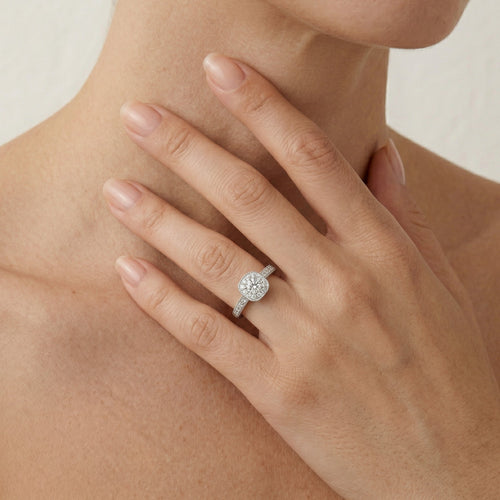 Anillo de compromiso de lujo en oro blanco con diseño cuadrado adornado