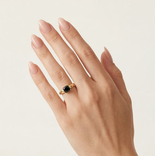 Anillo de onix negro natural y ético en oro amarillo