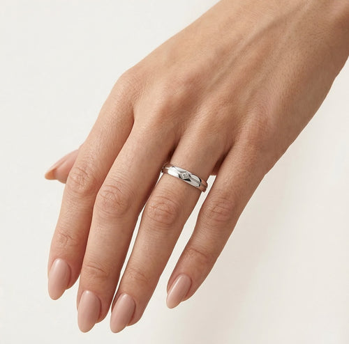 Bague de mariage élégante en or blanc avec gravure unique