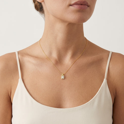 Collar real de lujo en oro con solitario de circonita cúbica
