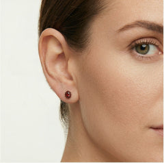 Pendientes de oro con granate floral