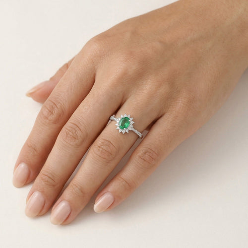 Bague intemporelle en diamant et émeraude