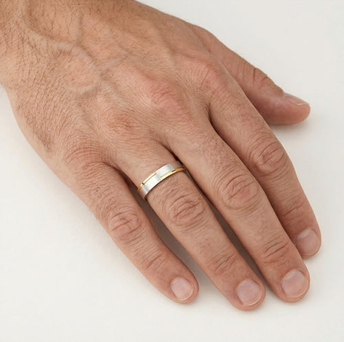 Anillo de boda elegante en oro blanco mate y oro amarillo pulido