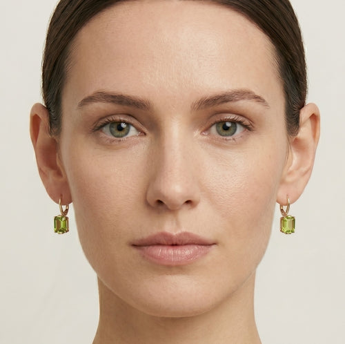 Boucles d’oreilles rectangulaires luminescentes en or et moldavite