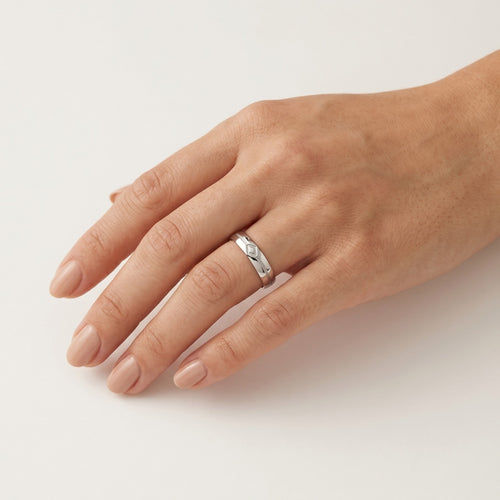 Bague de mariage élégante en or blanc avec gravure unique