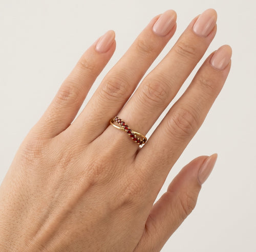 Eleganter Damenring aus Gold mit Granat