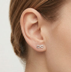 Pendientes con colgante infinito en oro blanco