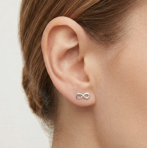 Pendientes con colgante infinito en oro blanco
