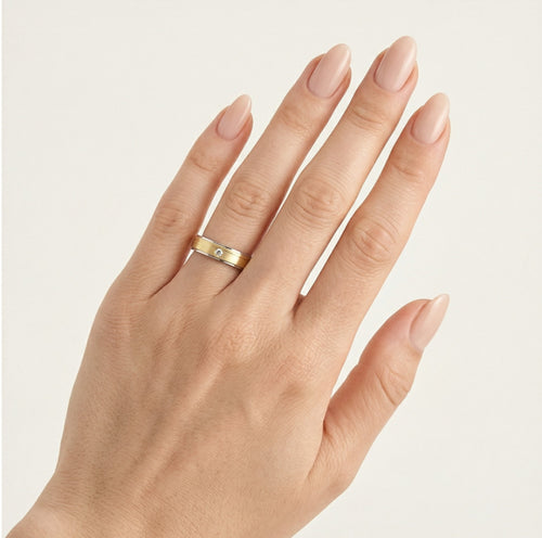 Anillo de boda pulido de oro blanco y amarillo