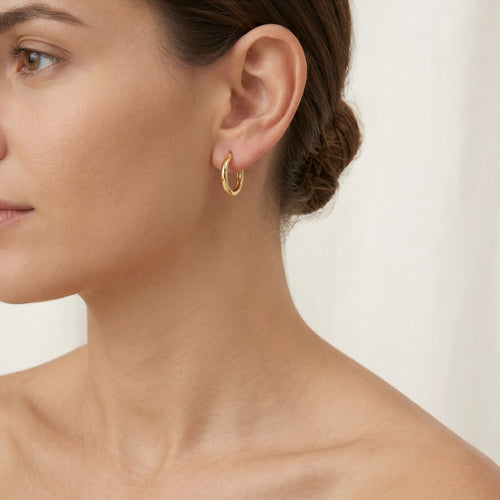 Aros clásicos de oro para mujer.