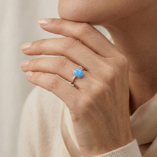 Anillo de oro blanco con ópalo azul sencillo