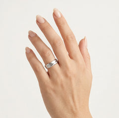 Bague en or blanc avec ligne gravée tout autour