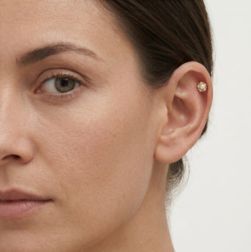 Stylish yellow gold piercing with pearl and zirconia