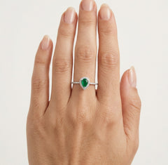 Bague halo en argent sterling avec émeraude poire