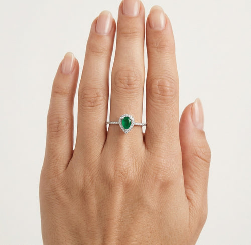 Sterlingsilber-Halo-Ring mit Birnen-Smaragd