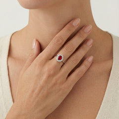 Anillo real de oro blanco con diamante y rubí