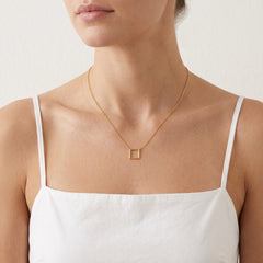 Collar fino de oro con cuadrado