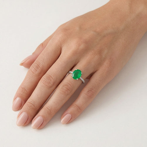 Ring aus Sterlingsilber mit oval geschliffenem Smaragd