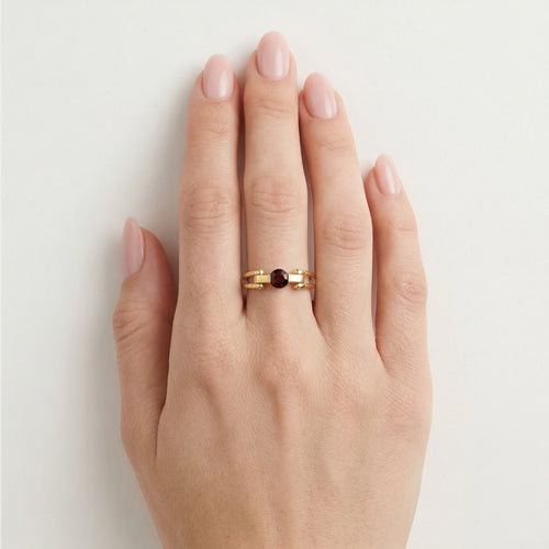 Elegant round garnet gold ring