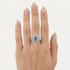 Eleganter Weißgoldring mit Diamant und Blauem Topas
