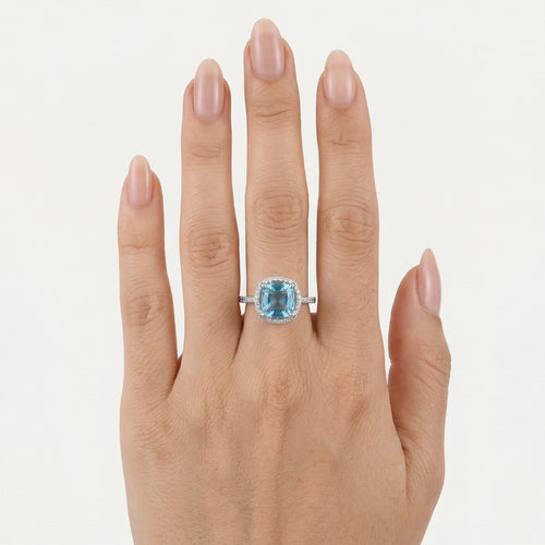 Bague sophistiquée en or blanc avec diamant et topaze bleue