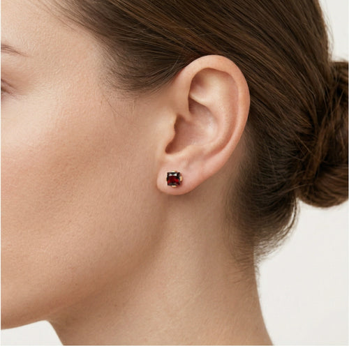 Pendientes de oro con granate de corte princesa tipo botón