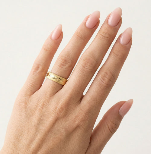 Elegantní matný snubní prsten ze žlutého zlata