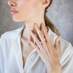 Prsten se smaragdovým brusem akvamarínu a diamanty