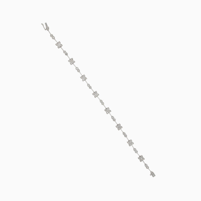 Diamond bracelet with flower pattern