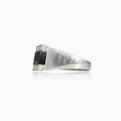 White gold ring with Onyx and diamonds
