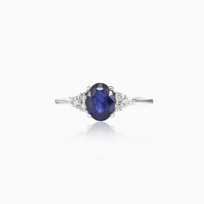 Anillo de oro blanco con zafiro y diamantes.