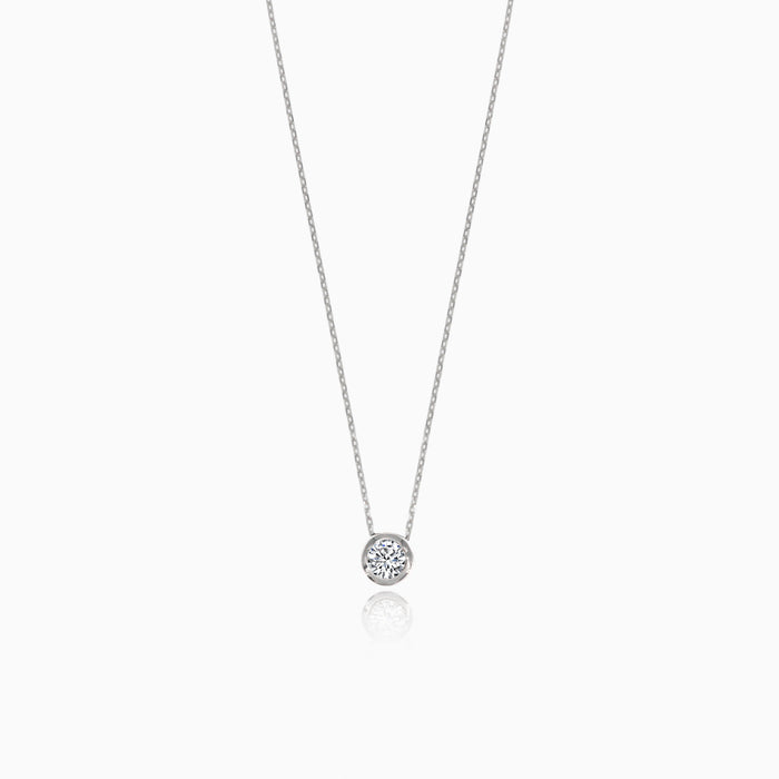 Collar con diamante en colgante redondo de oro blanco