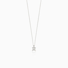 Collier délicat avec un diamant solitaire