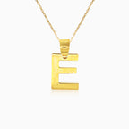 Zlatý přívěsek písmene "E"