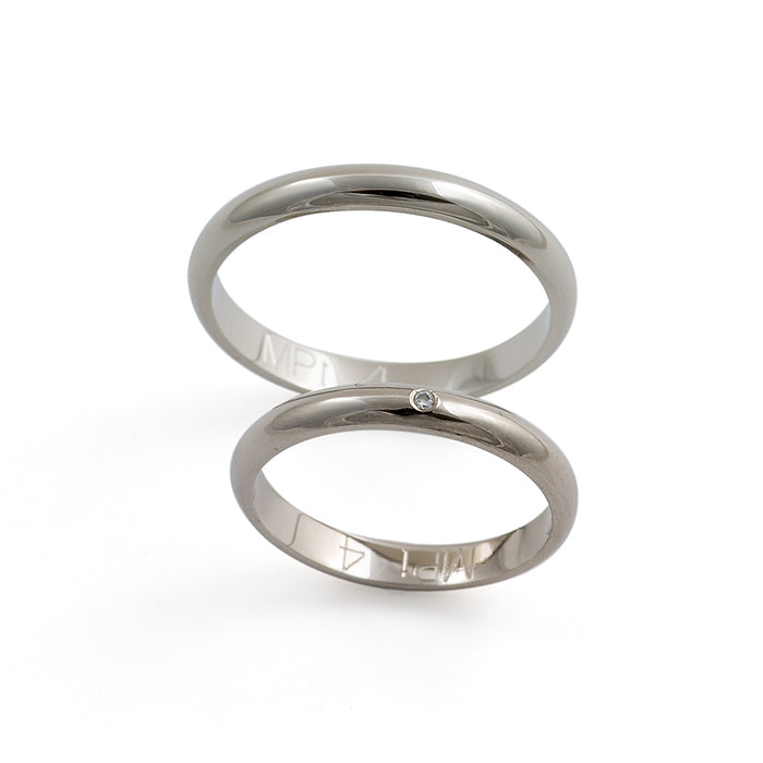 Anillo de boda solitario de platino delgado.