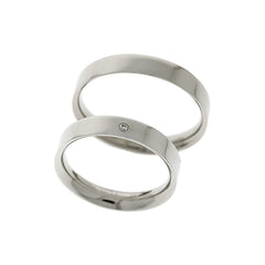 Anillo de boda solitario de platino con acabado pulido.