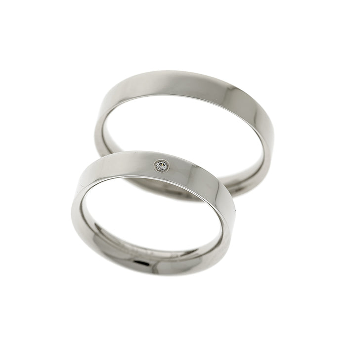 Anillo de boda solitario de platino con acabado pulido.