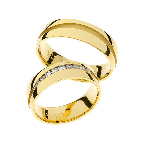 Yelllow gold wedding ring with curved matte line